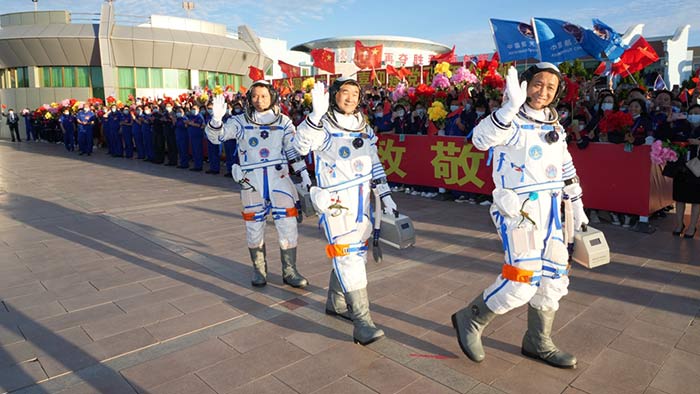 聂海胜、刘伯明、汤洪波3名航天员领命出征