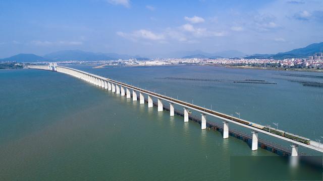 我国首条跨海高铁全线铺轨贯通