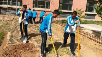 武汉青少年与航天员一起种下“未来”